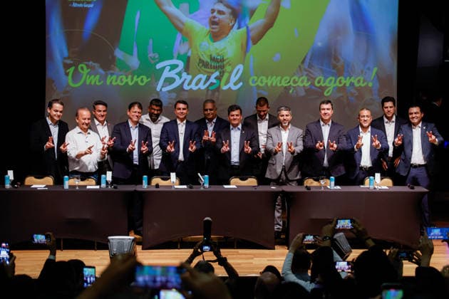 BRASiLIA, DF - 08.10.2026: FLaVIO MEETS WITH POLITICIANS FROM THE PL - Presidential candidate Flavio Bolsonaro meets with PL deputies and governors elected this Thursday (October 8th) at the Brasil 21 building. x3026706x  JoaoxPedroxCarvalho