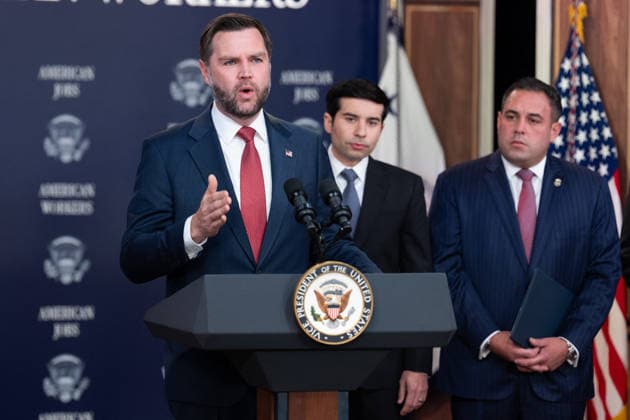 JD Vance During Immigration Program Announcement - Washington Vice President JD Vance gives remarks during an announcement in the South Court Auditorium of the Eisenhower Executive Office Building at the White House in Washington, DC, US, on Thursday, Oct. 8, 2026. The Trump administration said Thursday that it would suspend an immigration program for multiple tech firms, including Microsoft Corp., alleging widespread abuse of a worker visa system. Photo by Aaron Schwartz Pool ABACAPRESS.COM Washington District of Columbia  Copyright: xPool ABACAx