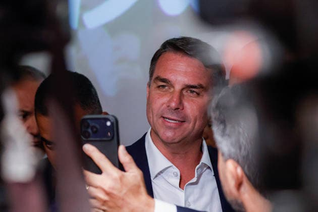 BRASiLIA, DF - 08.10.2026: FLaVIO MEETS WITH POLITICIANS FROM THE PL - Presidential candidate Flavio Bolsonaro meets with PL deputies and governors elected this Thursday (October 8th) at the Brasil 21 building. x3026721x  JoaoxPedroxCarvalho