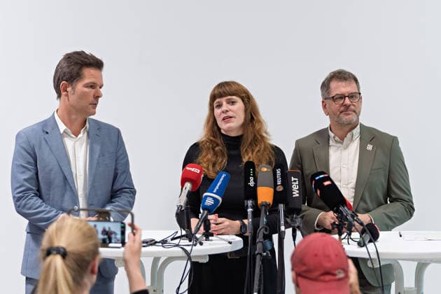 Berlin, 08.10.2026: Kerstin Wolter-Ehling (Die Linke, M.) spricht neben Steffen Krach (SPD, l.) und Werner Graf (Bündnis 90 Die Grünen, r.) beim gemeinsamen Pressestatement nach Abschluss der Vorgespräche ihrer Parteien im Foyer des Hauses der Statistik. Pressestatement von Linke, Grünen und SPD in Berlin