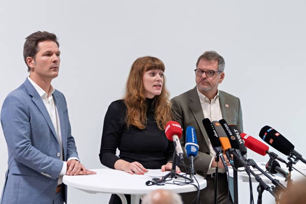 Berlin, 08.10.2026: Kerstin Wolter-Ehling (Die Linke, M.) spricht neben Steffen Krach (SPD, l.) und Werner Graf (Bündnis 90 Die Grünen, r.) beim gemeinsamen Pressestatement nach Abschluss der Vorgespräche ihrer Parteien im Foyer des Hauses der Statistik. Pressestatement von Linke, Grünen und SPD in Berlin