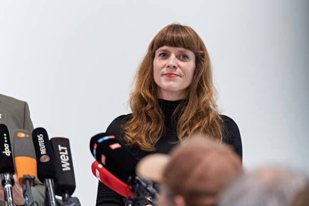 Berlin, 08.10.2026: Kerstin Wolter-Ehling (Die Linke) hört beim gemeinsamen Pressestatement von Die Linke Berlin, Bündnis 90 Die Grünen Berlin und SPD Berlin nach Abschluss der Vorgespräche im Foyer des Hauses der Statistik zu. Pressestatement von Linke, Grünen und SPD in Berlin