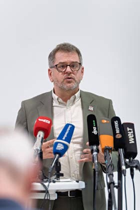 Berlin, 08.10.2026: Werner Graf (Bündnis 90 Die Grünen) gestikuliert beim gemeinsamen Pressestatement von Die Linke Berlin, Bündnis 90 Die Grünen Berlin und SPD Berlin nach Abschluss der Vorgespräche im Foyer des Hauses der Statistik vor den Mikrofonen der Medien. Pressestatement von Linke, Grünen und SPD in Berlin