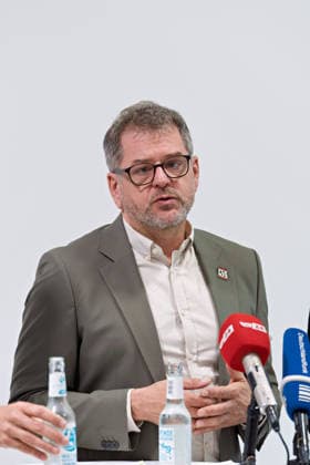 Berlin, 08.10.2026: Werner Graf (Bündnis 90 Die Grünen) spricht beim gemeinsamen Pressestatement von Die Linke Berlin, Bündnis 90 Die Grünen Berlin und SPD Berlin nach Abschluss der Vorgespräche im Foyer des Hauses der Statistik in die Mikrofone der Medien. Pressestatement von Linke, Grünen und SPD in Berlin