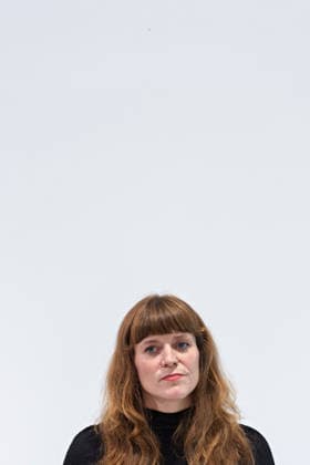 Berlin, 08.10.2026: Kerstin Wolter-Ehling (Die Linke) hört beim gemeinsamen Pressestatement von Die Linke Berlin, Bündnis 90 Die Grünen Berlin und SPD Berlin nach Abschluss der Vorgespräche im Foyer des Hauses der Statistik zu. Pressestatement von Linke, Grünen und SPD in Berlin
