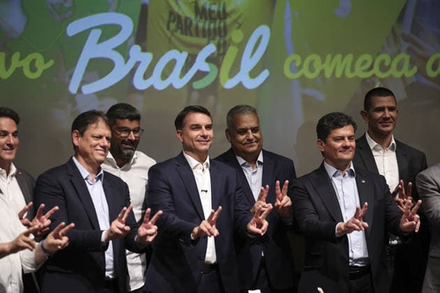 Brazilian presidential candidate Flavio Bolsonaro of the Liberal Party BRASILIA, BRAZIL - OCTOBER 08 : Brazilian presidential candidate Flavio Bolsonaro of the Liberal Party (PL) poses for a photo during a meeting with elected governors ahead of the presidential runoff election, in Brasilia, Brazil on October 08, 2026. Mateus Bonomi Anadolu Brasilia Brazil. Editorial use only. Please get in touch for any other usage.  Copyright: x2026xAnadoluxMateusxBonomix