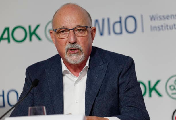 AOK-Fehlzeitenreport 2026 vorgestellt 2026-10-08 Deutschland, Berlin PressekonferenzFehlzeiten-Report 2026 des AOK-Bundesverbands und des Wissenschaftlichen instituts der AOK (WIsO). Im Bild Helmut Schröder, Geschäftsführer des Wissenschaftlichen Instituts der AOK und Mitherausgeber des Reports, Prof. Dr. med. Steffi G. Riedel-Heller, MPH, Direktorin des Instituts für Sozialmedizin, Arbeitsmedizin unbd Publich Health der Universität Leipzig sowie Mit-Autorin des Fehlzeiten-Reports 2026.