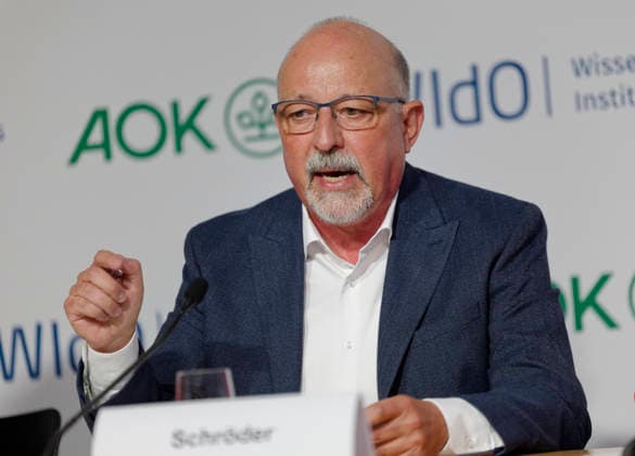 AOK-Fehlzeitenreport 2026 vorgestellt 2026-10-08 Deutschland, Berlin PressekonferenzFehlzeiten-Report 2026 des AOK-Bundesverbands und des Wissenschaftlichen instituts der AOK (WIsO). Im Bild Helmut Schröder, Geschäftsführer des Wissenschaftlichen Instituts der AOK und Mitherausgeber des Reports, Prof. Dr. med. Steffi G. Riedel-Heller, MPH, Direktorin des Instituts für Sozialmedizin, Arbeitsmedizin unbd Publich Health der Universität Leipzig sowie Mit-Autorin des Fehlzeiten-Reports 2026.