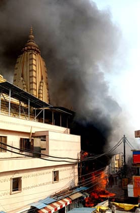 Major Fire Breaks Out at Shops in Bhopal™s Busy New Market Area Bhopal, Oct 08 (ANI): Dark smoke billows out as a major fire breaks out at a shop in the busy New Market locality, in Bhopal on Thursday. Bhopal Madhya Pradesh India Copyright: xANIx ANI_20261008452