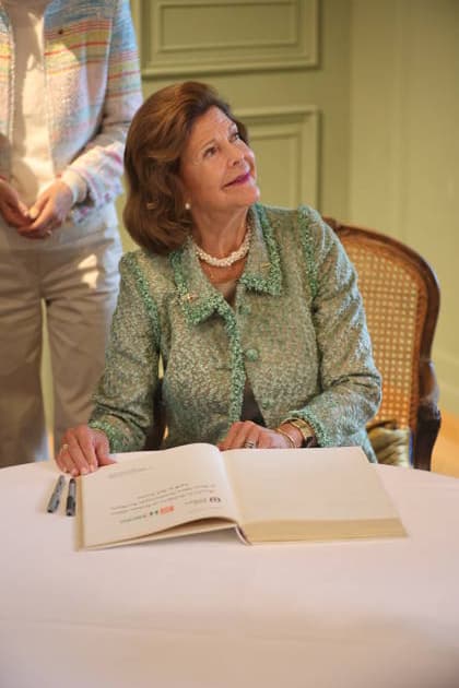 Königin Silvia von Schweden beim Eintrag ins Goldene Buch der Stadt Konstanz zum Jubiläum der Mentor-Stiftung auf der Insel Mainau. Mainau, 08.10.2026 Copyright: xAgenturxMatthiasxWehnertx xM.xGränzdörferx
