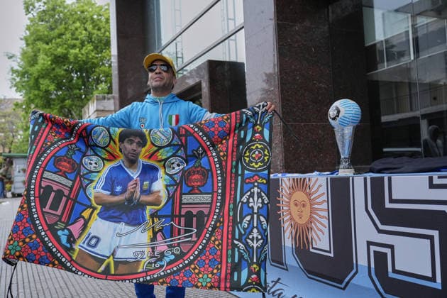 Closing arguments begin in the Maradona s death in Argentina SAN ISIDRO, ARGENTINA - OCTOBER 8: A man shows support for Maradona as prosecutors and plaintiff attorneys present their closing arguments before Oral Criminal Court No. 7 in San Isidro, Argentina on October 8, 2026. The trial has entered its final stage, with the accusing parties seeking severe penalties against seven medical professionals charged with homicide with eventual intent over allegations of negligent and indifferent medical care that contributed to Maradona’s death. Luciano Gonzalez Anadolu San Isidro Argentina. Editorial use only. Please get in touch for any other usage.  Copyright: x2026xAnadoluxLucianoxGonzalezx