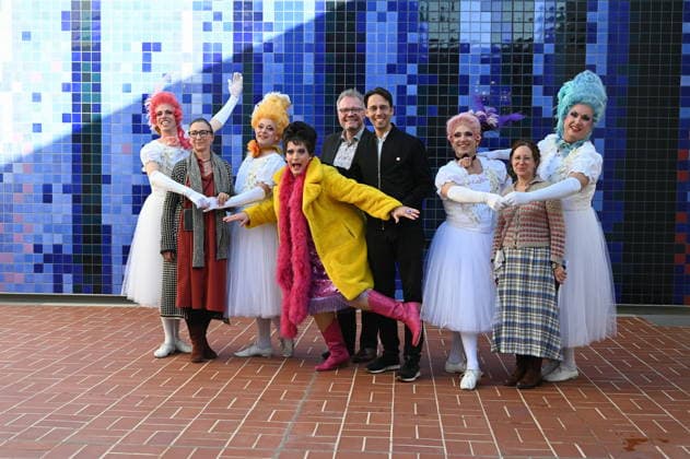 Darsteller und Macher des Divertissementchen. Es wird jährlich von der Bühnenspielgemeinschaft Cäcilia Wolkenburg im Kölner Männer-Gesang-Verein (KMGV) auf die Bühne gestellt. Alle Mitwirkenden auf der Bühne agieren im Ehrenamt.Das Programm 2027 trägt den Titel Wat e Thiater und ist eine Hommage an die unvergessene Trude Herr sowie eine Feier der Rückkehr in die frisch sanierte Oper Köln am Offenbachplatz.