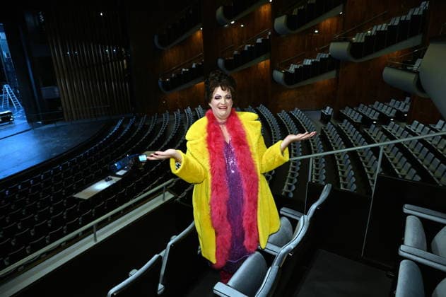 Darsteller der Trude, Hauptdarsteller des Divertissementchen. Es wird jährlich von der Bühnenspielgemeinschaft Cäcilia Wolkenburg im Kölner Männer-Gesang-Verein (KMGV) auf die Bühne gestellt. Alle Mitwirkenden auf der Bühne agieren im Ehrenamt.Das Programm 2027 trägt den Titel Wat e Thiater und ist eine Hommage an die unvergessene Trude Herr sowie eine Feier der Rückkehr in die frisch sanierte Oper Köln am Offenbachplatz.