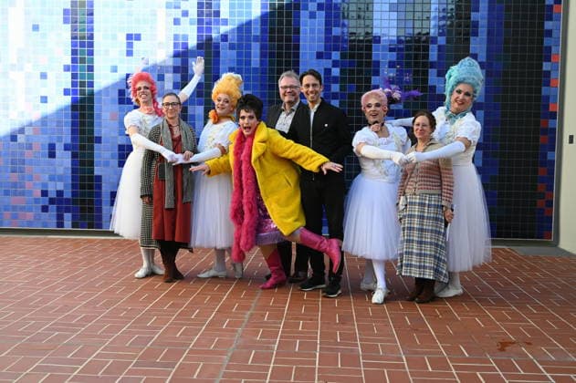 Darsteller und Macher des Divertissementchen. Es wird jährlich von der Bühnenspielgemeinschaft Cäcilia Wolkenburg im Kölner Männer-Gesang-Verein (KMGV) auf die Bühne gestellt. Alle Mitwirkenden auf der Bühne agieren im Ehrenamt.Das Programm 2027 trägt den Titel Wat e Thiater und ist eine Hommage an die unvergessene Trude Herr sowie eine Feier der Rückkehr in die frisch sanierte Oper Köln am Offenbachplatz.