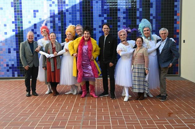 Darsteller und Macher des Divertissementchen. Es wird jährlich von der Bühnenspielgemeinschaft Cäcilia Wolkenburg im Kölner Männer-Gesang-Verein (KMGV) auf die Bühne gestellt. Alle Mitwirkenden auf der Bühne agieren im Ehrenamt.Das Programm 2027 trägt den Titel Wat e Thiater und ist eine Hommage an die unvergessene Trude Herr sowie eine Feier der Rückkehr in die frisch sanierte Oper Köln am Offenbachplatz.