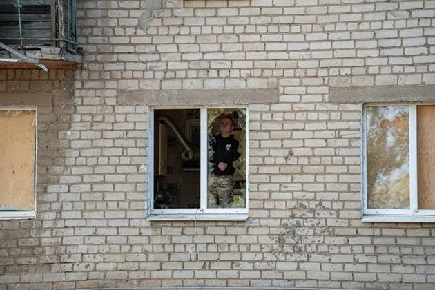 Russian Strike Hits Kramatorsk Buses A resident looks through a shattered window of an apartment building damaged near the site of a Russian strike in Kramatorsk, Donetsk region, Ukraine, on October 8, 2026. Ukrainian authorities said a Russian guided bomb struck two scheduled passenger buses in Kramatorsk at about 10:00. At least 30 people were killed and at least 18 wounded, while Ukraine s State Emergency Service later reported 33 deaths; public transport in Kramatorsk and nearby Sloviansk was suspended after the attack. Kramatorsk Donetsk Ukraine Copyright: xOrixAviramx