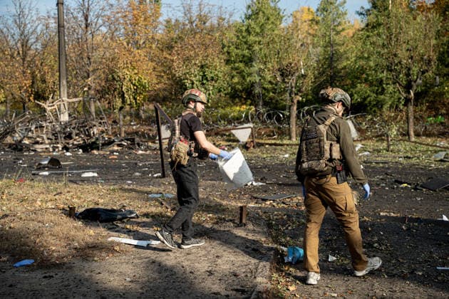 Russian Strike Hits Kramatorsk Buses Emergency workers move through debris near a damaged bus after a Russian strike in Kramatorsk, Donetsk region, Ukraine, on October 8, 2026. Ukrainian authorities said a Russian guided bomb struck two scheduled passenger buses in Kramatorsk at about 10:00. At least 30 people were killed and at least 18 wounded, while Ukraine s State Emergency Service later reported 33 deaths; public transport in Kramatorsk and nearby Sloviansk was suspended after the attack. Kramatorsk Donetsk Ukraine Copyright: xOrixAviramx