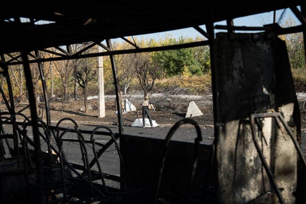 Russian Strike Hits Kramatorsk Buses A fully covered body lies beyond the burned interior of a destroyed passenger bus after a Russian strike in Kramatorsk, Donetsk region, Ukraine, on October 8, 2026. Ukrainian authorities said a Russian guided bomb struck two scheduled passenger buses in Kramatorsk at about 10:00. At least 30 people were killed and at least 18 wounded, while Ukraine s State Emergency Service later reported 33 deaths; public transport in Kramatorsk and nearby Sloviansk was suspended after the attack. Kramatorsk Donetsk Ukraine Copyright: xOrixAviramx