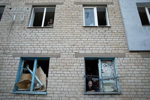 Russian Strike Hits Kramatorsk Buses Residents look through shattered windows of an apartment building damaged near the site of a Russian strike in Kramatorsk, Donetsk region, Ukraine, on October 8, 2026. Ukrainian authorities said a Russian guided bomb struck two scheduled passenger buses in Kramatorsk at about 10:00. At least 30 people were killed and at least 18 wounded, while Ukraine s State Emergency Service later reported 33 deaths; public transport in Kramatorsk and nearby Sloviansk was suspended after the attack. Kramatorsk Donetsk Ukraine Copyright: xOrixAviramx