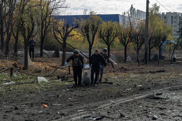 Russian Strike Hits Kramatorsk Buses Emergency workers carry the fully covered body of a person killed in a Russian strike across blast-damaged ground in Kramatorsk, Donetsk region, Ukraine, on October 8, 2026. Ukrainian authorities said a Russian guided bomb struck two scheduled passenger buses in Kramatorsk at about 10:00. At least 30 people were killed and at least 18 wounded, while Ukraine s State Emergency Service later reported 33 deaths; public transport in Kramatorsk and nearby Sloviansk was suspended after the attack. Kramatorsk Donetsk Ukraine Copyright: xOrixAviramx