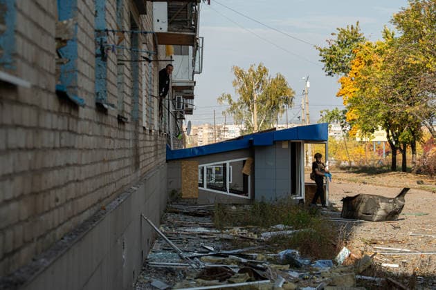 Russian Strike Hits Kramatorsk Buses Debris and broken windows surround a residential building near the site of a Russian strike in Kramatorsk, Donetsk region, Ukraine, on October 8, 2026. Ukrainian authorities said a Russian guided bomb struck two scheduled passenger buses in Kramatorsk at about 10:00. At least 30 people were killed and at least 18 wounded, while Ukraine s State Emergency Service later reported 33 deaths; public transport in Kramatorsk and nearby Sloviansk was suspended after the attack. Kramatorsk Donetsk Ukraine Copyright: xOrixAviramx