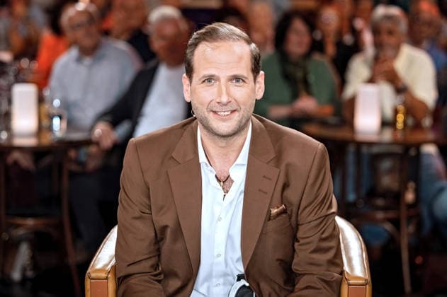 MDR - Riverboat. Antiquitätenhändler Julian Schmitz-Avila anläßlich der Aufzeichnung der MDR - Talkshow Riverboat am 08.10.2026 in der Mediacity Leipzig. 20261008SFL0049