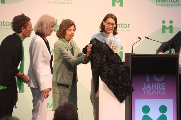 Sybille Perez, Monika Brandt, Bettina Gräfin Bernadotte, Königin Silvia von Schweden bei der Verleihung vom Mentor-Zukunftspreis beim Jubiläum der Mentor-Stiftung auf der Insel Mainau. Mainau, 08.10.2026 Copyright: xAgenturxMatthiasxWehnertx xM.xGränzdörferx