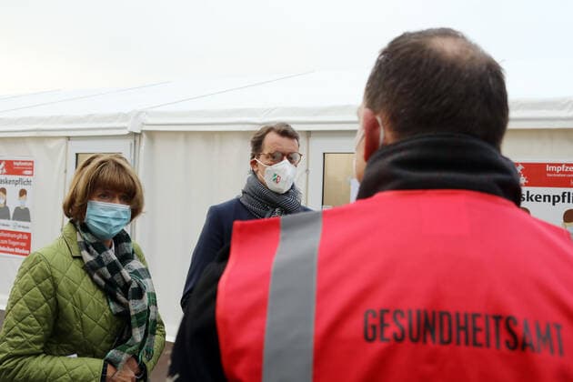 Coronavirus in NRW, Eröffnung des Drive-In-Impfzentrums an der Lanxess Arena in Köln