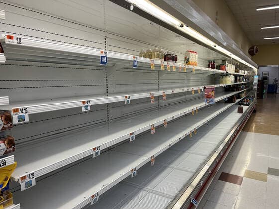 Coronavirus in den USA, Leere Regale in Supermarkt in Alexandria, Virginia
