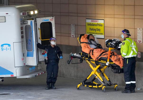 Coronavirus in Kanada, Patienten werden mit Krankenwagen ins Michael Garron Hospital in Toronto gebracht