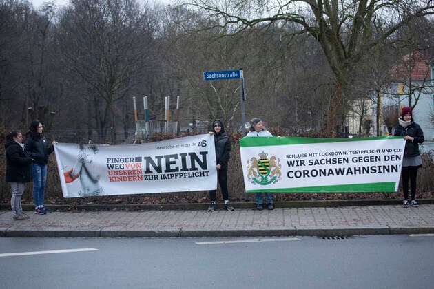 Coronavirus in Sachsen, Ministerpräsident Kretschmer stellt sich Impfgegnern in Frankenberg