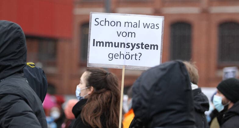 Coronavirus in Hamburg, Proteste von Impfgegnern und Gegendemonstration in Barmbek