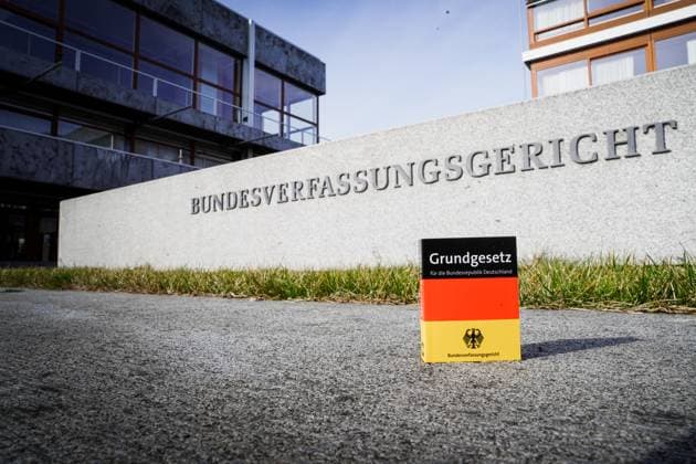 Bundesverfassungsgericht nimmt seine Arbeit auf, 75. Jahrestag am 28. September