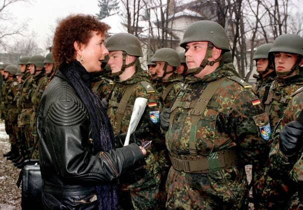 Deutsche Parteien, Die Grünen, Rot-Grüne Bundesregierung 1998-2005, Auslandseinsätze Kosovo und Afghanistan