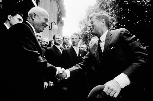 IMAGO History, Archiv, 250 Jahre USA, Kalter Krieg, Gipfeltreffen in Wien, Nikita Chruschtschow und John F. Kennedy 1961