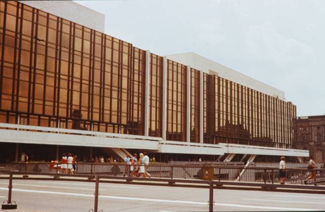 Der Palast der Republik wird eröffnet, 50. Jahrestag am 23. April