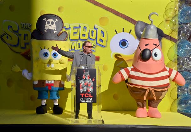 Tom Kenny verewigt Spongebob bei Hand-und-Fussabdruck-Zeremonie im Chinese Theatre in Hollywood