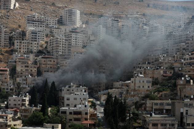 Westjordanland, Nablus: Rauch nach Abriss eines Hauses durch israelische Kräfte
