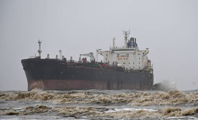 Indien, Der unter nicaraguanischer Flagge fahrende Tanker MT Al Jafzia bei Mumbai auf Grund gelaufen