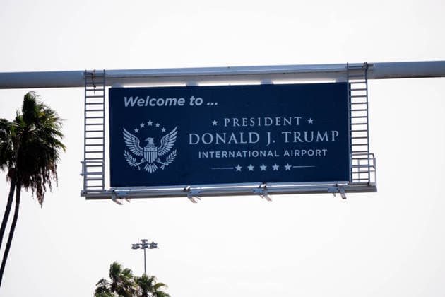 USA, Schilder verweisen auf neuen Namen des Palm Beach International Airports in Florida