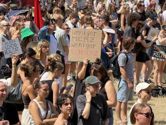 NRW, Demonstration gegen die Regierung während Besuch von Friedrich Merz in Köln