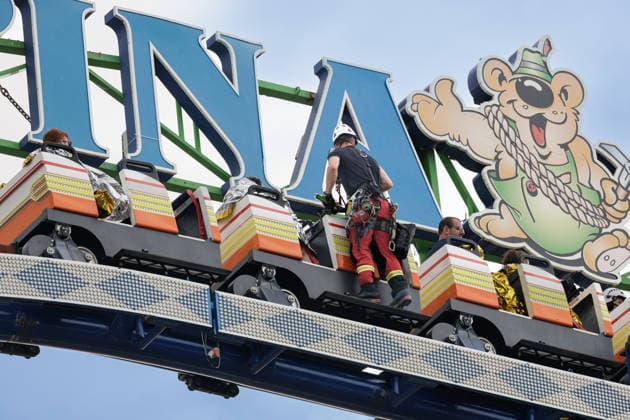 NRW, Höhenretter der Feuerwehr begehen Fahrgeschäfte vor Eröffnung der Rheinkirmes in Düsseldorf