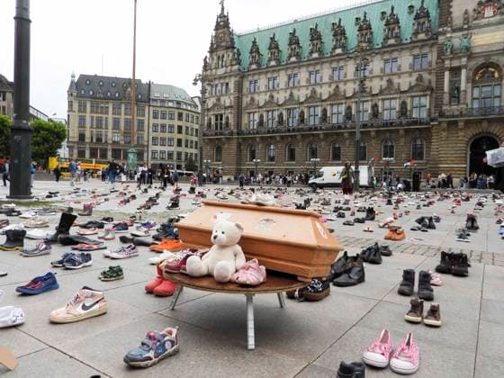Hamburg, Tausende Schuhe sollen an getötete palästinensische Kinder erinnern