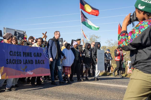 Australien, Demo zur Schließung der US-Basis Pine Gap und Rückgabe des heiligen Landes bei Alice Springs