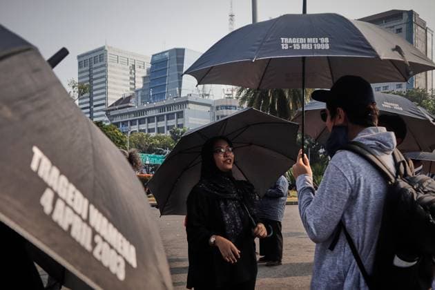 Indonesien, Menschenrechtsaktivisten bei Kamisan-Protest vor dem Merdeka-Palast in Jakarta