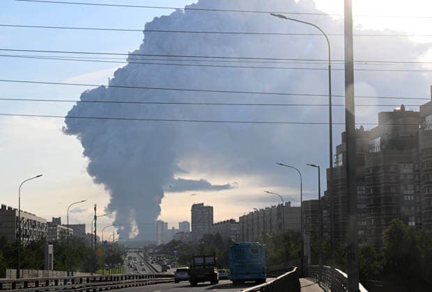 Russland, Brand in Wildberries-Lagerhaus in St. Petersburg nach ukrainischem Drohnenangriff