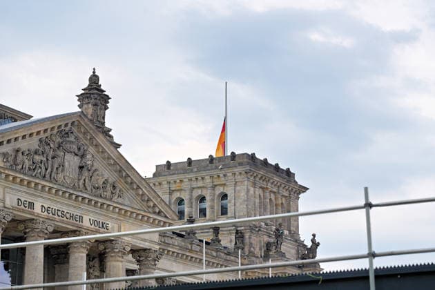 Berlin, Anschlag auf den Christopher Street Day, Trauerbeflaggung am Reichstag