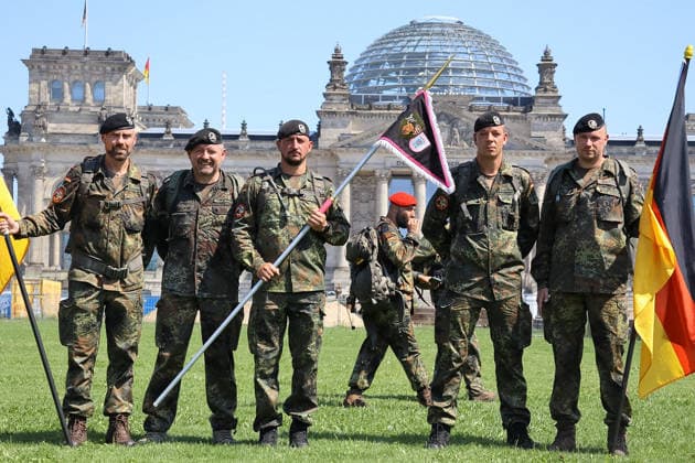 Berlin, Gedenkmarsch der Bundeswehr durch das Regierungsviertel in Berlin