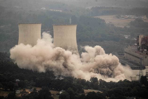 Spanien, Sprengung der Kühltürme des ehemaligen Endesa-Kohlekraftwerks in As Pontes