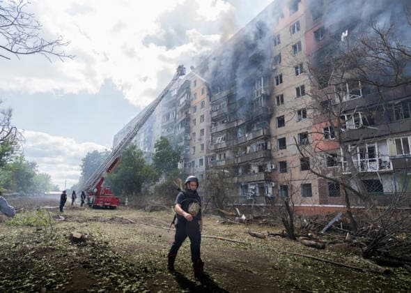 Ukraine-Krieg, Löscharbeiten nach russischen Luftangriffen auf Wohngebiet in Kramatorsk